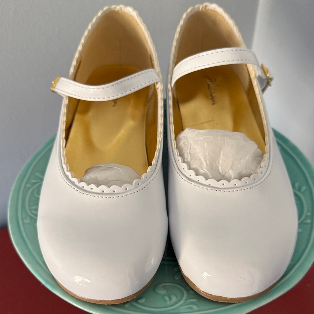 HARTSTRINGS WHITE PATENT STRAP-dress shoe, big girls sz 4! Brand new & scallop